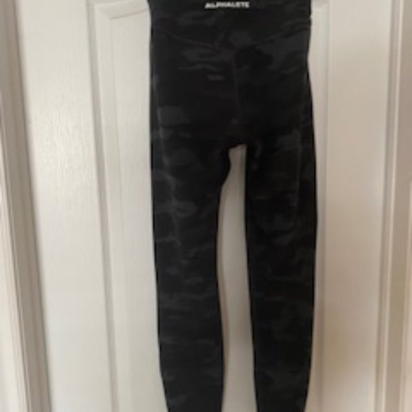 🔥 Alphalete Women’s Camo Leggings – Ultimate Comfort & Performance! 🔥 - Picture 2 of 2